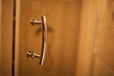 Drzwi. - Drzwi kabiny prysznicowej wykonanej ze szkła.