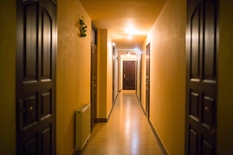 Korytarz - Przestronny korytarz w kolorystyce beżu oraz...